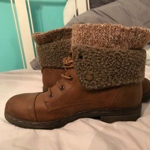 Cool way boots from Buckle